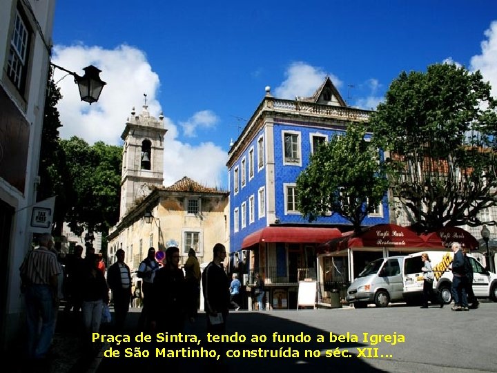 Praça de Sintra, tendo ao fundo a bela Igreja de São Martinho, construída no