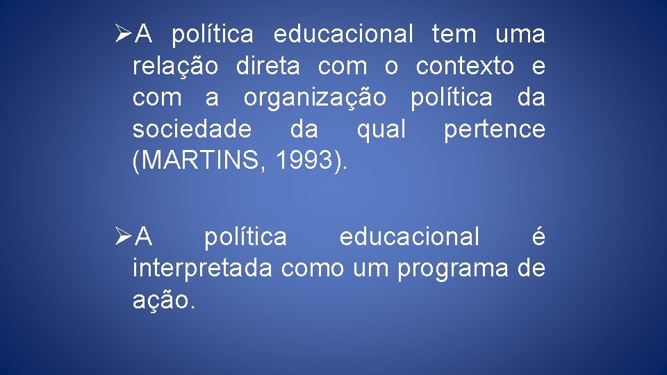 ØA política educacional tem uma relação direta com o contexto e com a organização