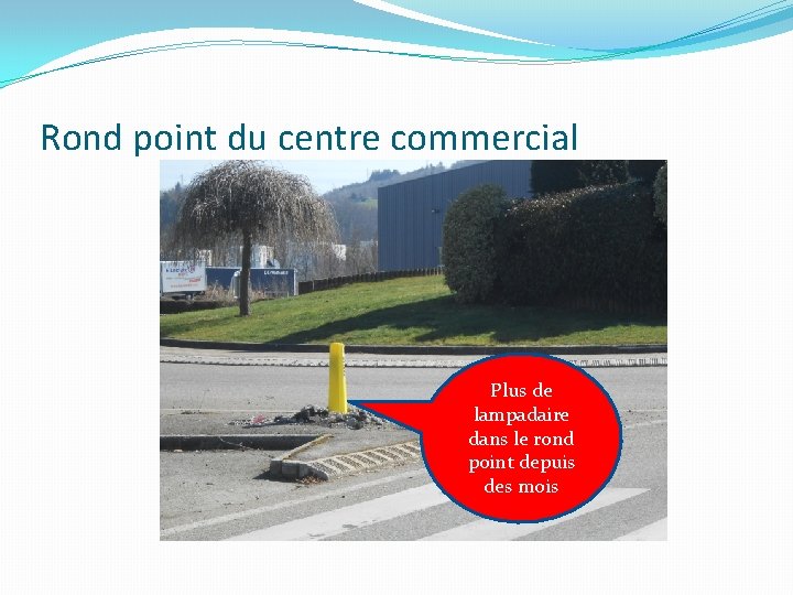 Rond point du centre commercial Plus de lampadaire dans le rond point depuis des