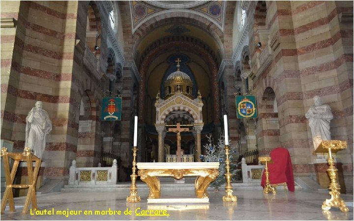 L’autel majeur en marbre de Carrare. 