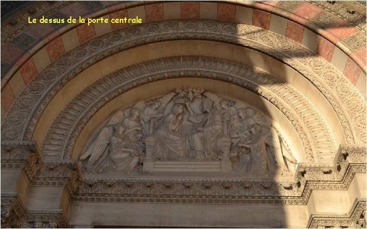Le dessus de la porte centrale 