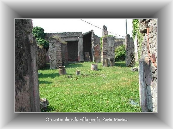 On entre dans la ville par la Porta Marina 