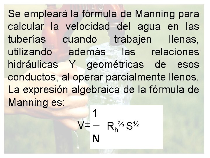 Se empleará la fórmula de Manning para calcular la velocidad del agua en las