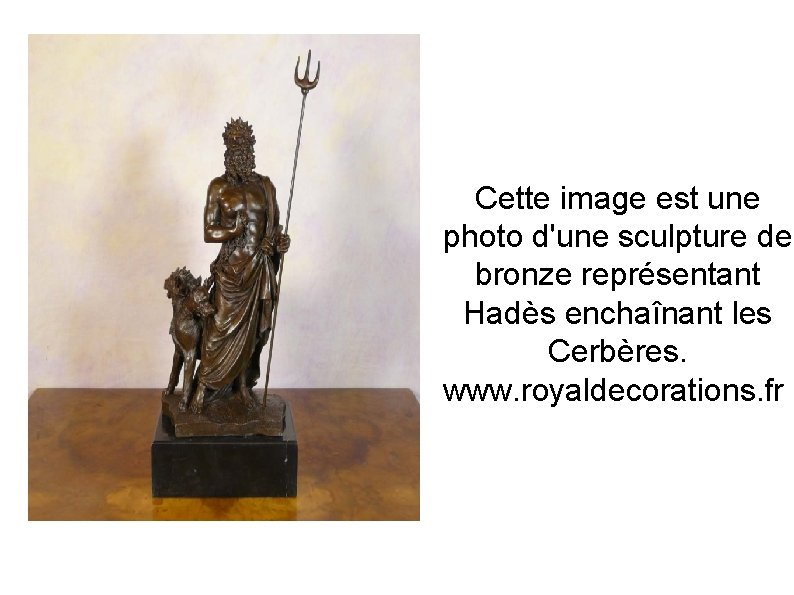 Cette image est une photo d'une sculpture de bronze représentant Hadès enchaînant les Cerbères.