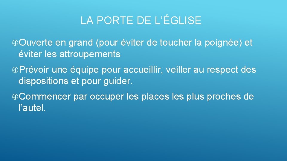 LA PORTE DE L’ÉGLISE Ouverte en grand (pour éviter de toucher la poignée) et