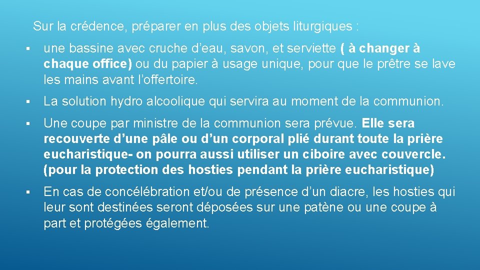 Sur la crédence, préparer en plus des objets liturgiques : § une bassine avec