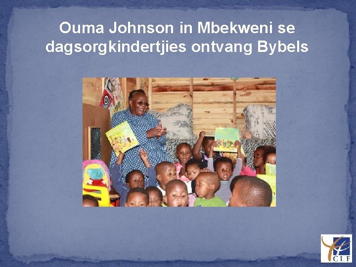 Ouma Johnson in Mbekweni se dagsorgkindertjies ontvang Bybels 