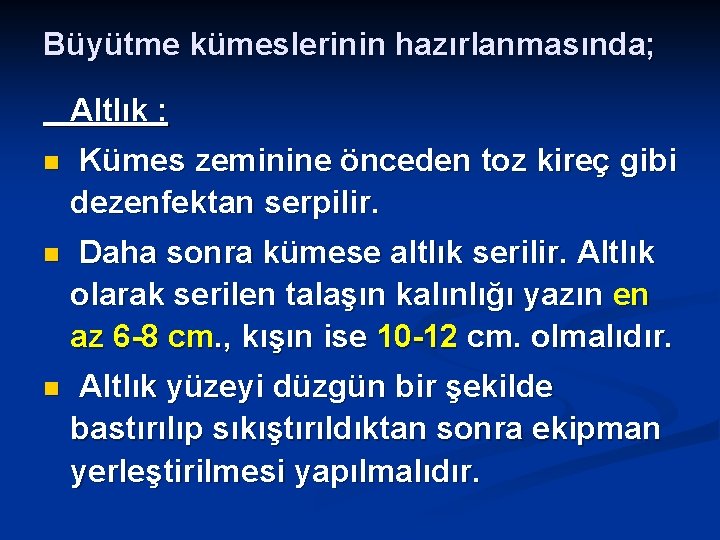 Büyütme kümeslerinin hazırlanmasında; Altlık : n Kümes zeminine önceden toz kireç gibi dezenfektan serpilir.