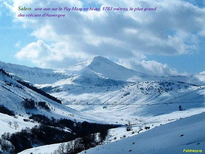 Salers une vue sur le Puy Mary en hiver, 1783 mètres, le plus grand.