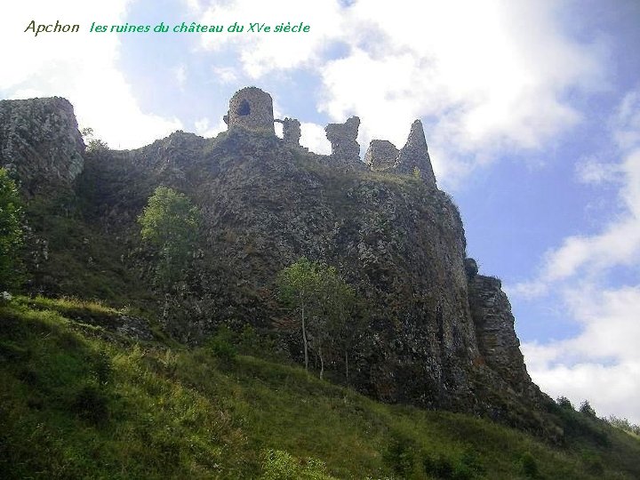 Apchon les ruines du château du XVe siècle 