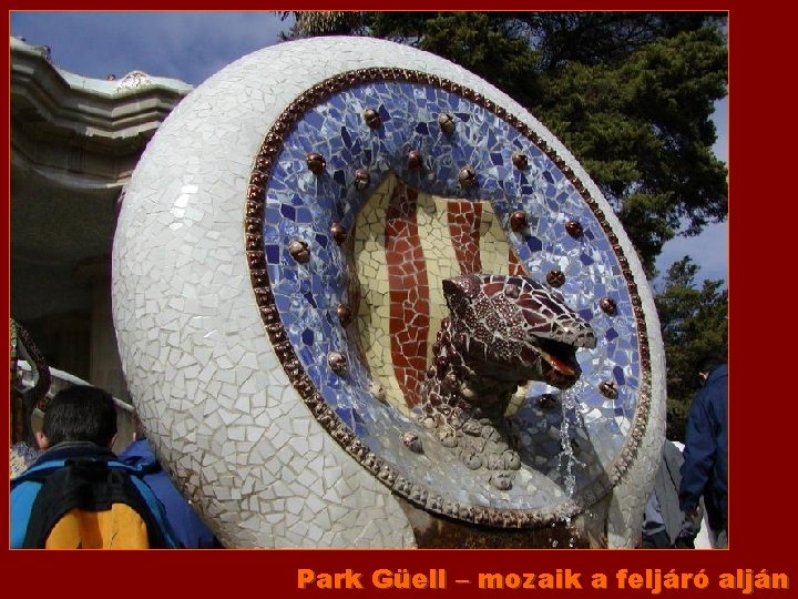 Park Güell – mozaik a feljáró alján 