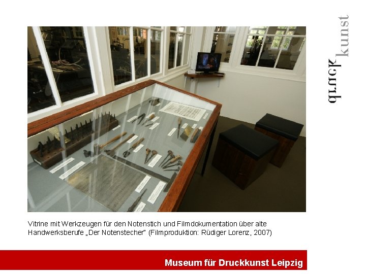 Vitrine mit Werkzeugen für den Notenstich und Filmdokumentation über alte Handwerksberufe „Der Notenstecher“ (Filmproduktion: