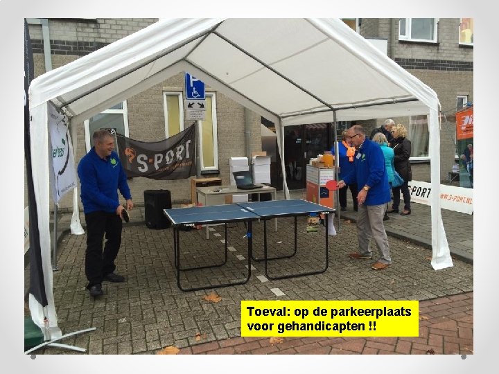 Toeval: op de parkeerplaats voor gehandicapten !! 