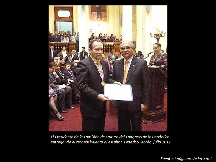 El Presidente de la Comisión de Cultura del Congreso de la República entregando el