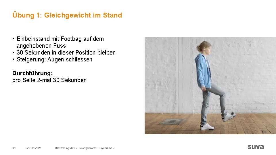 Übung 1: Gleichgewicht im Stand • Einbeinstand mit Footbag auf dem angehobenen Fuss • Übung 1: Gleichgewicht im Stand • Einbeinstand mit Footbag auf dem angehobenen Fuss •