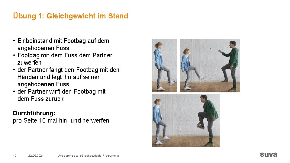 Übung 1: Gleichgewicht im Stand • Einbeinstand mit Footbag auf dem angehobenen Fuss • Übung 1: Gleichgewicht im Stand • Einbeinstand mit Footbag auf dem angehobenen Fuss •