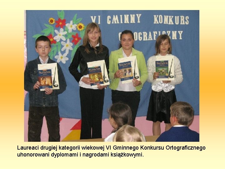 Laureaci drugiej kategorii wiekowej VI Gminnego Konkursu Ortograficznego uhonorowani dyplomami i nagrodami książkowymi. 
