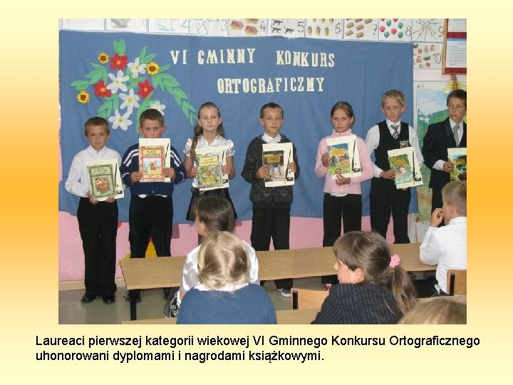 Laureaci pierwszej kategorii wiekowej VI Gminnego Konkursu Ortograficznego uhonorowani dyplomami i nagrodami książkowymi. 