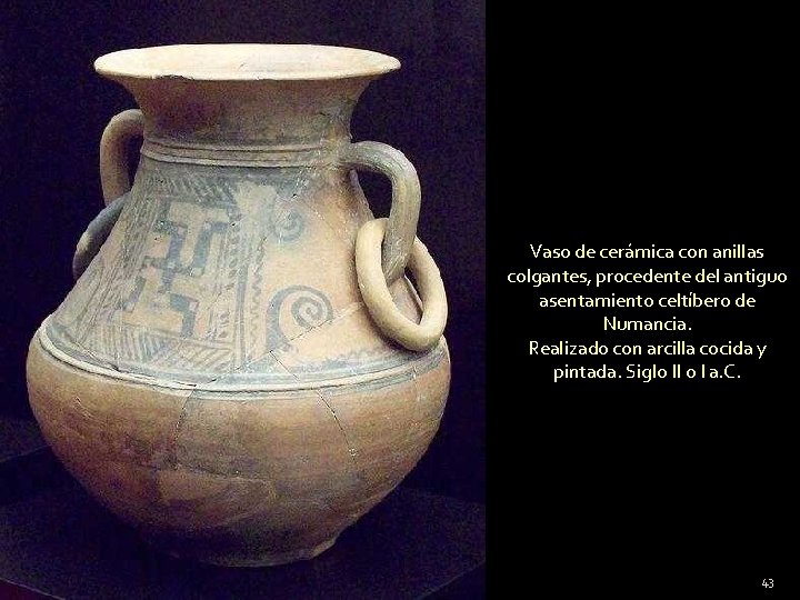 Vaso de cerámica con anillas colgantes, procedente del antiguo asentamiento celtíbero de Numancia. Realizado