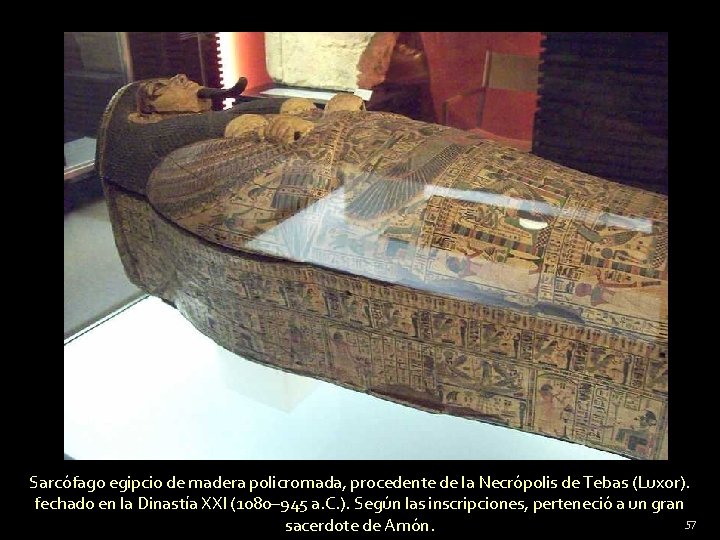 Sarcófago egipcio de madera policromada, procedente de la Necrópolis de Tebas (Luxor). fechado en