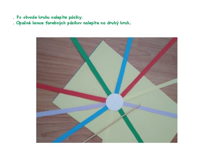 . Po obvode kruhu nalepíte pásiky. . Opačné konce farebných pásikov nalepíte na druhý