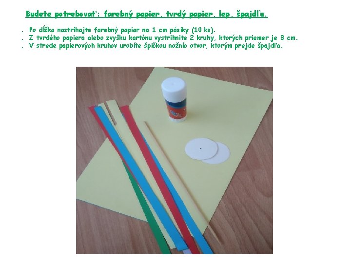 Budete potrebovať: farebný papier, tvrdý papier, lep, špajdľu. . Po dĺžke nastrihajte farebný papier