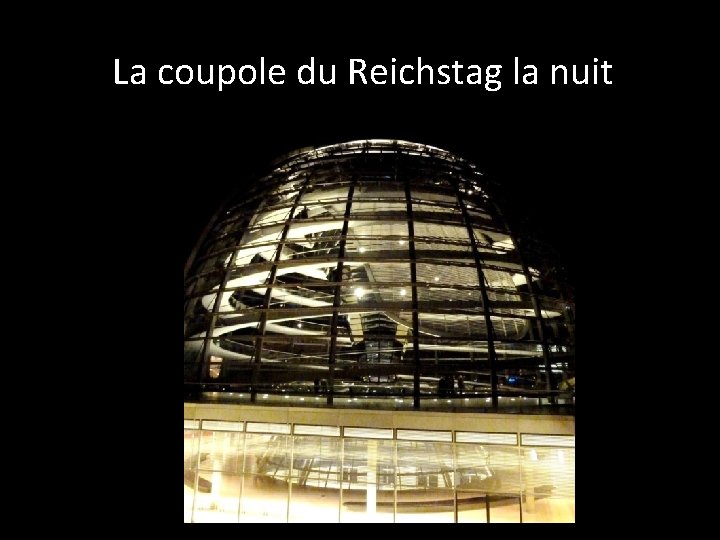 La coupole du Reichstag la nuit 