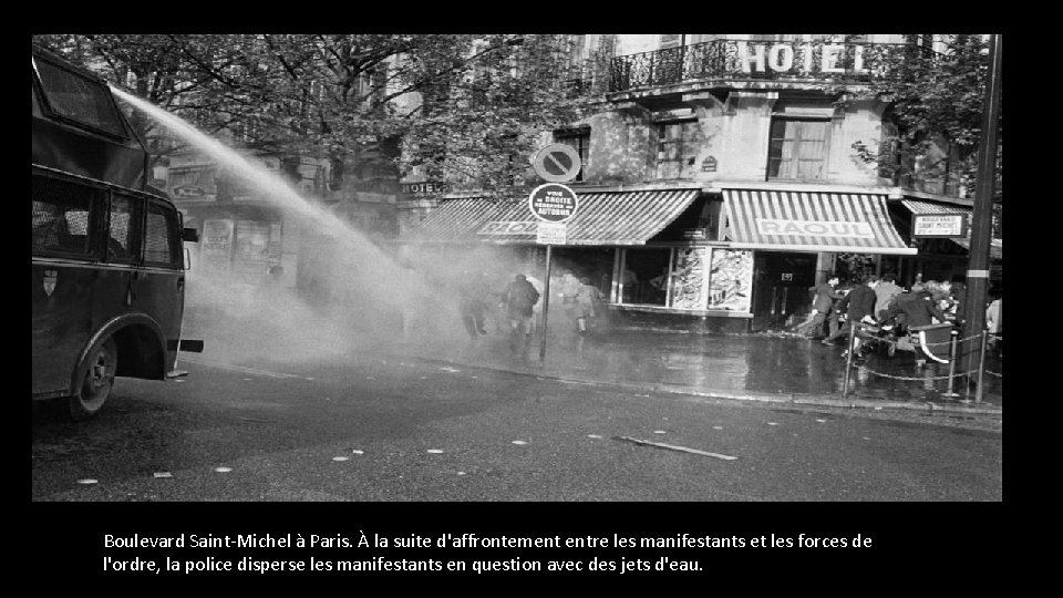Boulevard Saint-Michel à Paris. À la suite d'affrontement entre les manifestants et les forces Boulevard Saint-Michel à Paris. À la suite d'affrontement entre les manifestants et les forces