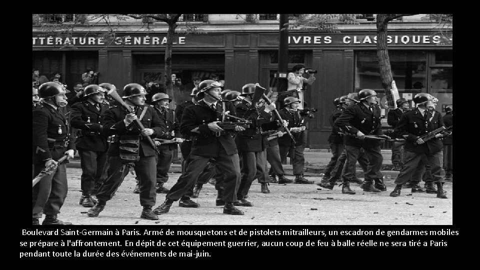 Boulevard Saint-Germain à Paris. Armé de mousquetons et de pistolets mitrailleurs, un escadron de Boulevard Saint-Germain à Paris. Armé de mousquetons et de pistolets mitrailleurs, un escadron de