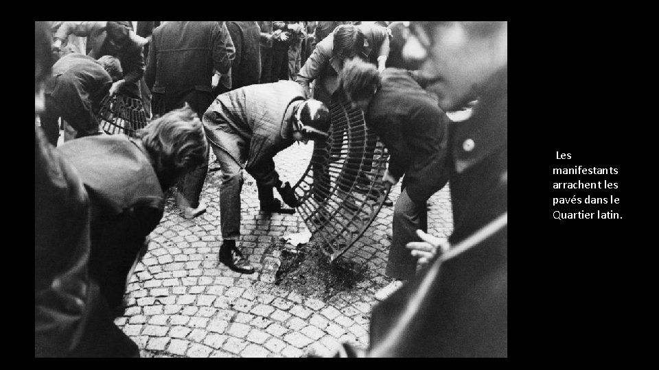 Les manifestants arrachent les pavés dans le Quartier latin. Les manifestants arrachent les pavés dans le Quartier latin.