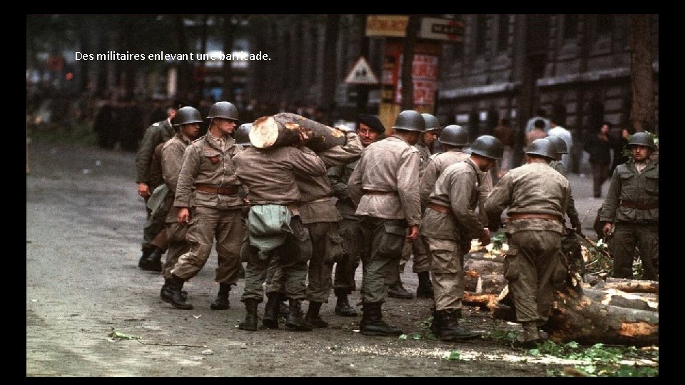 Des militaires enlevant une barricade. Des militaires enlevant une barricade.
