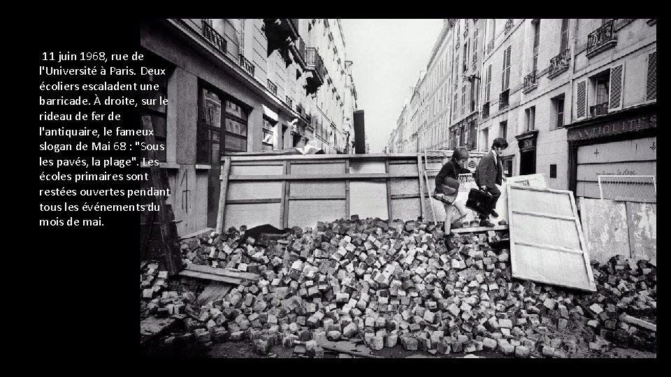 11 juin 1968, rue de l'Université à Paris. Deux écoliers escaladent une barricade. À 11 juin 1968, rue de l'Université à Paris. Deux écoliers escaladent une barricade. À