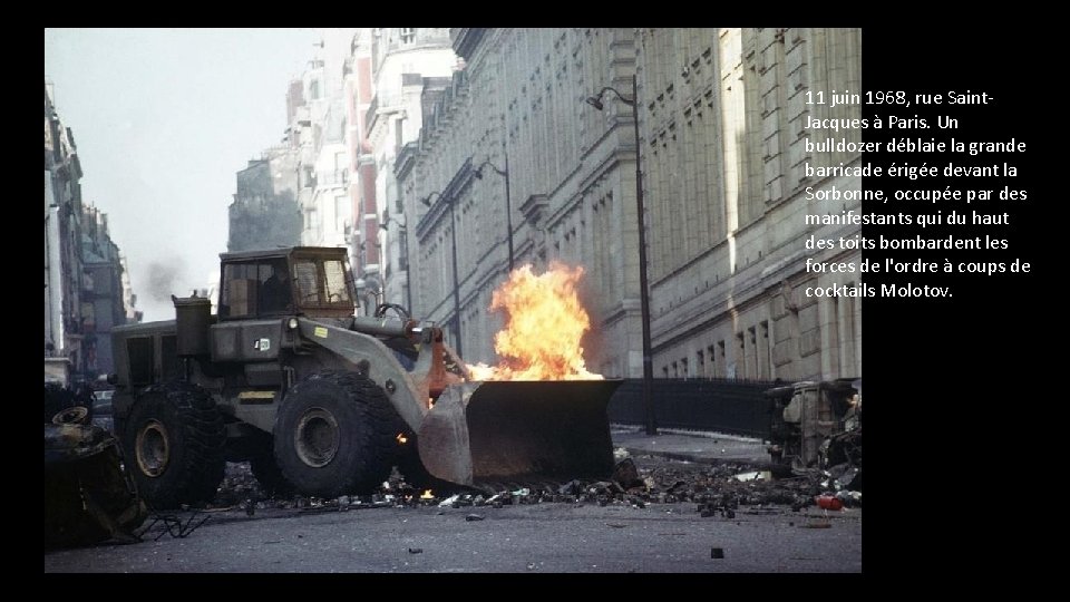 11 juin 1968, rue Saint. Jacques à Paris. Un bulldozer déblaie la grande barricade 11 juin 1968, rue Saint. Jacques à Paris. Un bulldozer déblaie la grande barricade