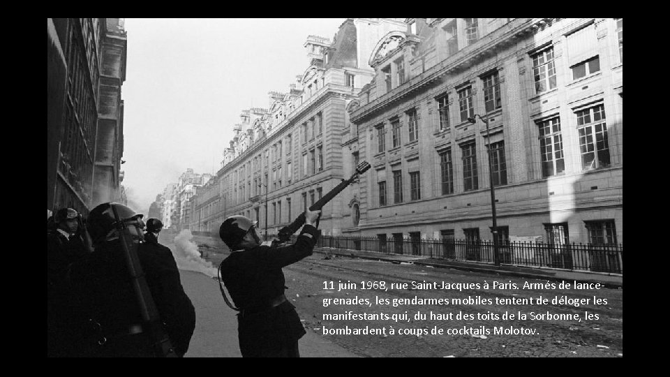 11 juin 1968, rue Saint-Jacques à Paris. Armés de lancegrenades, les gendarmes mobiles tentent 11 juin 1968, rue Saint-Jacques à Paris. Armés de lancegrenades, les gendarmes mobiles tentent