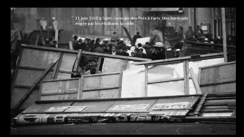 11 juin 1968 à Saint-Germain-des-Prés à Paris. Une barricade érigée par les étudiants la 11 juin 1968 à Saint-Germain-des-Prés à Paris. Une barricade érigée par les étudiants la