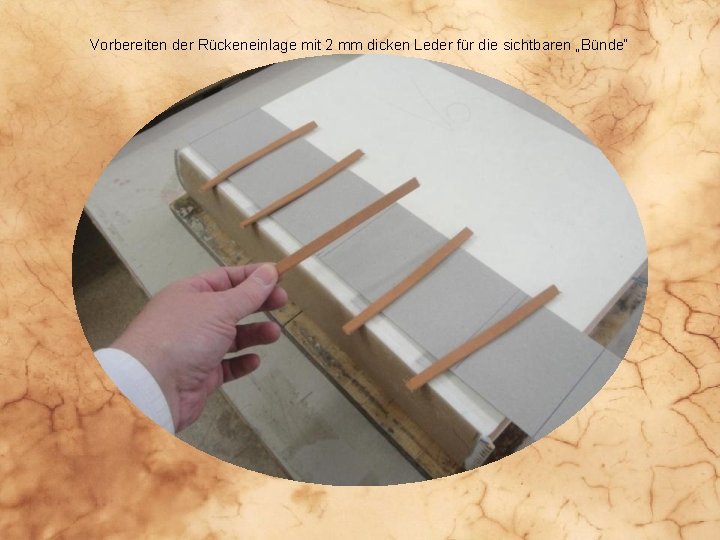 Vorbereiten der Rückeneinlage mit 2 mm dicken Leder für die sichtbaren „Bünde“ 