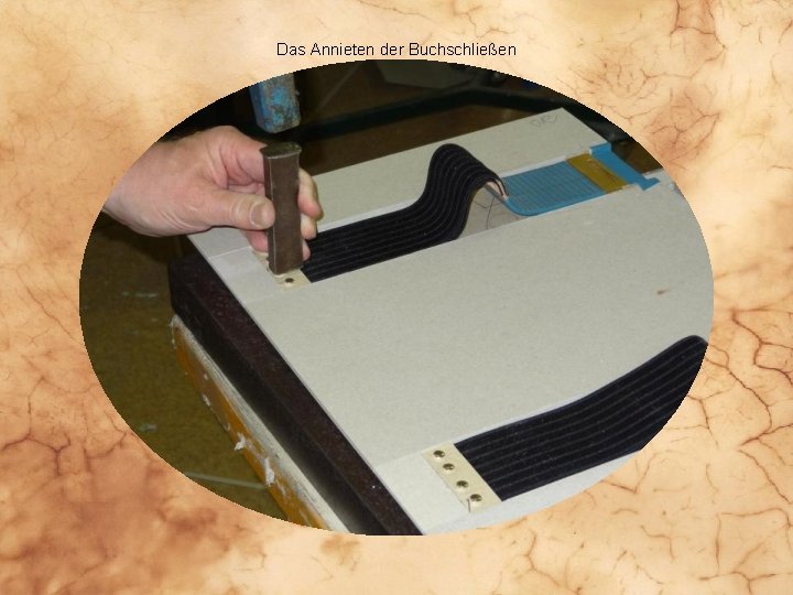 Das Annieten der Buchschließen 