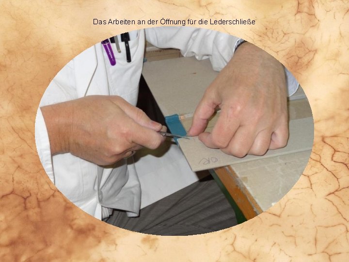 Das Arbeiten an der Öffnung für die Lederschließe 