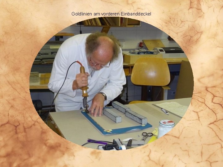 Goldlinien am vorderen Einbanddeckel 