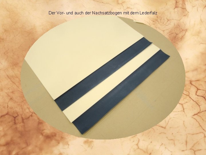 Der Vor- und auch der Nachsatzbogen mit dem Lederfalz 