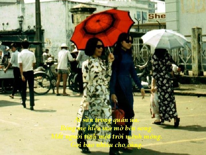 Ai sầu trong quán úa. Bóng mẹ hiền mờ mờ bên song. Mắt người