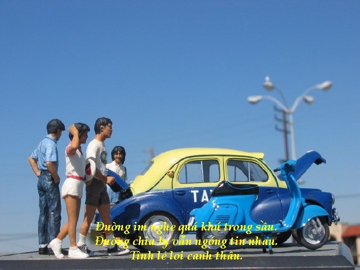 Đường im nghe quá khứ trong sầu. Đường chia ly vẫn ngóng tin nhau.