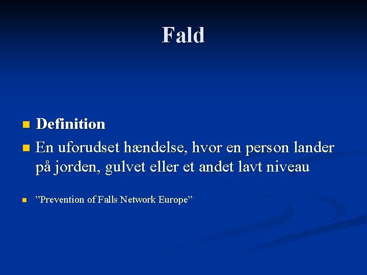 Fald Definition n En uforudset hændelse, hvor en person lander på jorden, gulvet eller