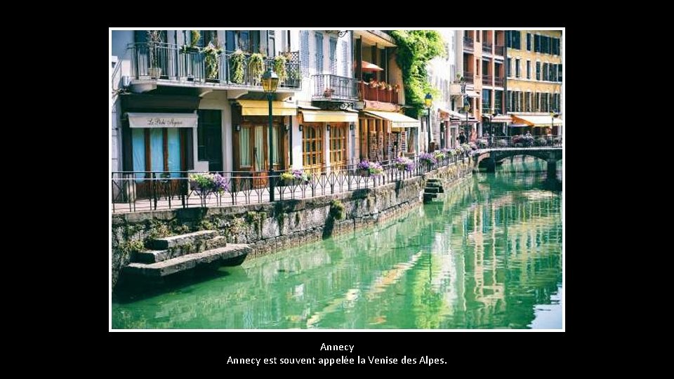 Annecy est souvent appelée la Venise des Alpes. 