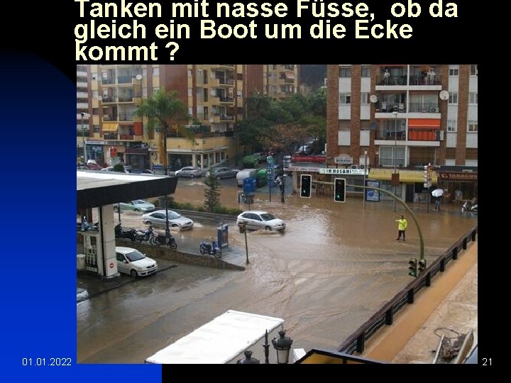 Tanken mit nasse Füsse, ob da gleich ein Boot um die Ecke kommt ?