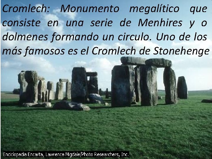 Cromlech: Monumento megalítico que consiste en una serie de Menhires y o dolmenes formando