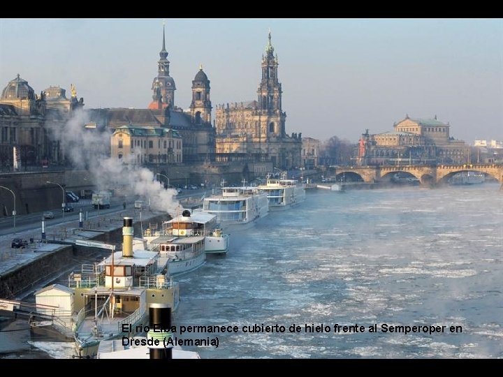 El río Elba permanece cubierto de hielo frente al Semperoper en Dresde (Alemania) 