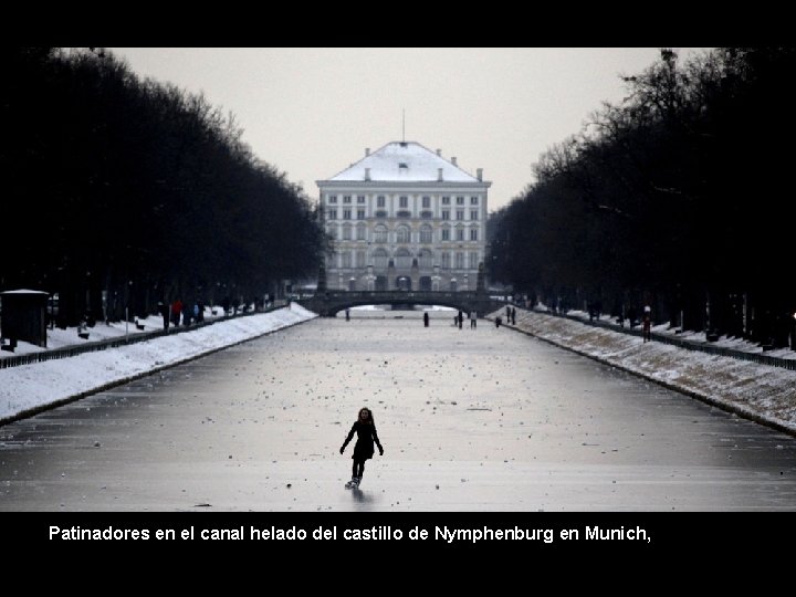 Patinadores en el canal helado del castillo de Nymphenburg en Munich, 