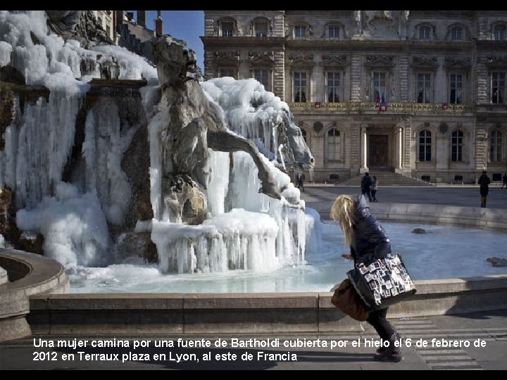 Una mujer camina por una fuente de Bartholdi cubierta por el hielo el 6