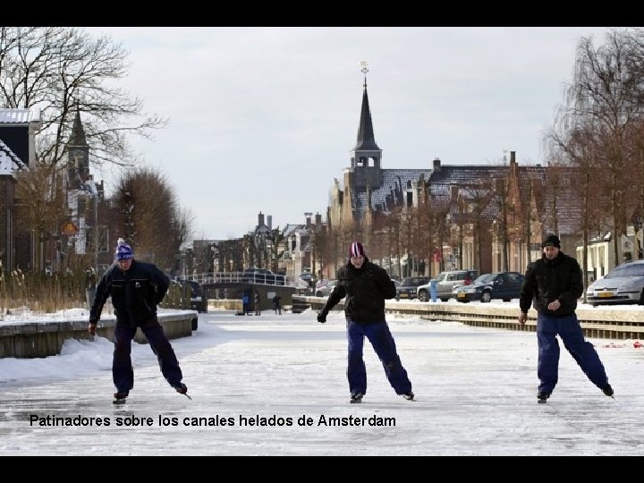 Patinadores sobre los canales helados de Amsterdam 